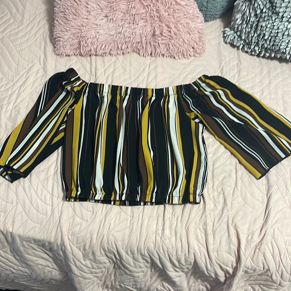 This is a ambiance crop top shirt size medium